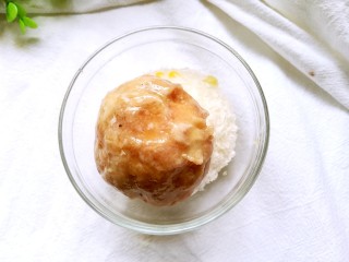 8、苏格兰蛋,再将裹满蛋液的肉球放到面包糠整颗肉球裹满面包糠