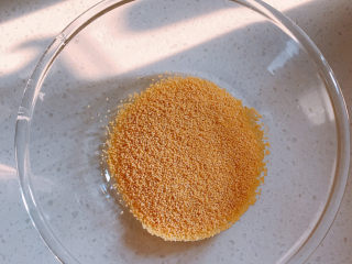 1、苹果小米粥,小米清洗干净后倒入电饭锅