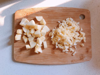 2、苹果小米粥,苹果一半切成小粒一半切成大粒。