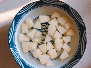 4、苹果小米粥,大力的苹果用盐水浸泡，避免变黄。