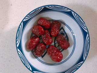 5、苹果小米粥,红枣洗干净备用。喜欢吃软一点的，可以跟小米一起下锅。我不喜欢吃的太软的，所以最后才放。