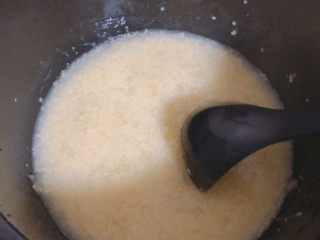 6、苹果小米粥,小米粥煲好了。