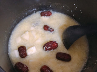 7、苹果小米粥,加入大粒的苹果红枣。根据自己的喜好加糖。