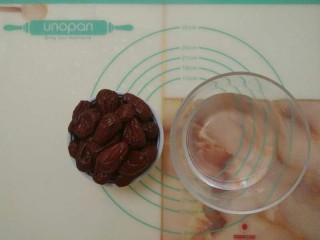 1、枣香浓郁的-红糖枣糕,准备好制作枣泥的原料。