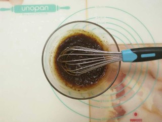 7、枣香浓郁的-红糖枣糕,枣泥加入清水搅拌均匀成糊状。