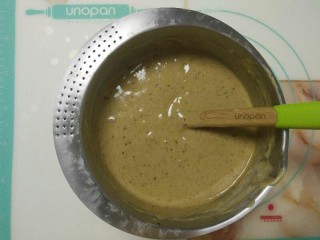 16、枣香浓郁的-红糖枣糕,在倒入剩余的蛋糊中翻拌均匀成细腻的面糊。