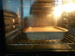 18、枣香浓郁的-红糖枣糕,放入预热好的烤箱，150度烤50分钟，取出晾凉后脱模。