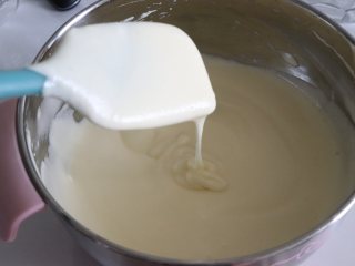 12、轻乳酪蛋糕（芝士蛋糕），醇香美味,得到了细腻，无蛋白块的蛋糕糊。