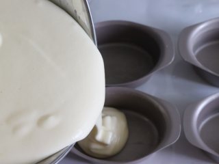 13、轻乳酪蛋糕（芝士蛋糕），醇香美味,芝士模具提前用黄油薄薄的涂一层，容易脱模。蛋糕糊倒入模具中，，模具用的是，学厨的，迷你芝士模，大约8分满。