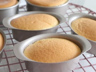 16、轻乳酪蛋糕（芝士蛋糕），醇香美味,出炉放置到晾网上晾一会，就可以脱模了。