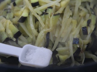 9、茄丝土豆丝辣酱拌饭,炒快熟时，一小勺盐