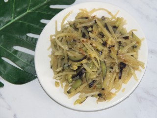 11、茄丝土豆丝辣酱拌饭,盛入盘中