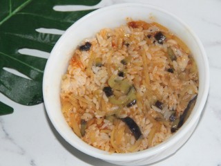 17、茄丝土豆丝辣酱拌饭,盛入一个碗中，用勺子压实