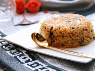 18、茄丝土豆丝辣酱拌饭,倒扣到盘中，摆个造型