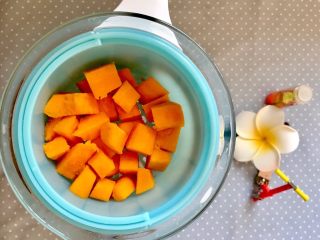 1、紫薯南瓜发糕,南瓜切丁放锅里蒸熟