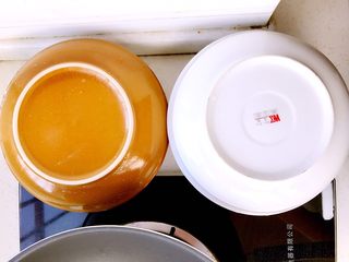 6、紫薯南瓜发糕,活好的面团盖好静置发酵