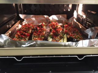 9、蒜香烤茄子,烤箱提前预热190度，上下火，烤20分钟