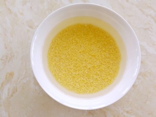 3、小米的另类吃法~小米豆腐虾仁丸,小米洗干净后用水泡两小时左右