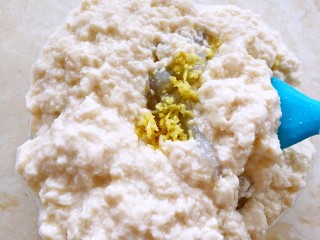 8、小米的另类吃法~小米豆腐虾仁丸,倒入虾仁泥里,加入生姜泥