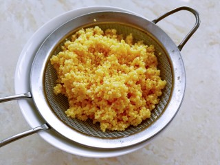 11、小米的另类吃法~小米豆腐虾仁丸,小米沥干水分