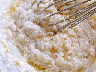 10、小米的另类吃法~小米豆腐虾仁丸,滴几滴香油,几滴料酒,用蛋抽往一个方向搅拌