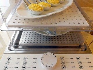 16、小米的另类吃法~小米豆腐虾仁丸,放在蒸箱上面,蒸15分钟左右