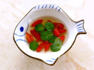 17、小米的另类吃法~小米豆腐虾仁丸,枸杞和薄荷叶洗干净