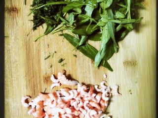 1、虾仁鸡蛋粥（宝宝辅食~）,将虾仁，葱蒜，小青菜准备好~备用。