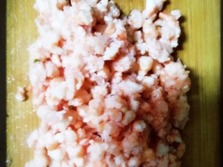 2、虾仁鸡蛋粥（宝宝辅食~）,将虾仁切碎，根据宝宝情况~小宝宝可以用绞肉机搅碎~大宝宝就随便用刀切碎即可。