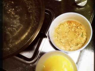 3、虾仁鸡蛋粥（宝宝辅食~）,在切碎的虾仁里放入嫩肉粉，加点水，一点点盐，一点点酱油一起搅拌放置五分钟。再搅拌二个鸡蛋备用~水烧开，先放入虾仁~再放入小青菜~再放鸡蛋。