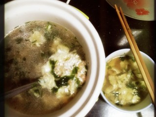 5、虾仁鸡蛋粥（宝宝辅食~）,煮粥的话，将烧好的汤放入慢炖锅中，加入米~由于汤是热的小火慢熬，直到粥熬好大概二三个小时即可实用~熬的越久粥越软~根据宝宝口感熬制~