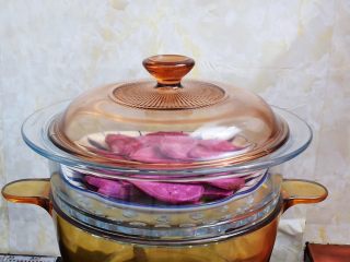 3、紫薯芝士饼,放入蒸锅蒸熟