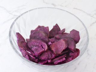 4、紫薯芝士饼,取出放入容器中