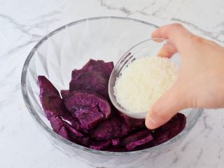 5、紫薯芝士饼,加入白糖