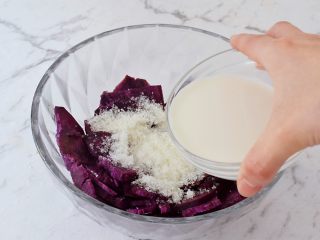 6、紫薯芝士饼,加入牛奶