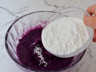 8、紫薯芝士饼,加入糯米粉