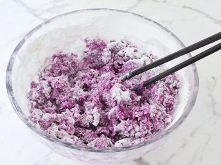 9、紫薯芝士饼,边加入糯米粉边搅拌成絮状