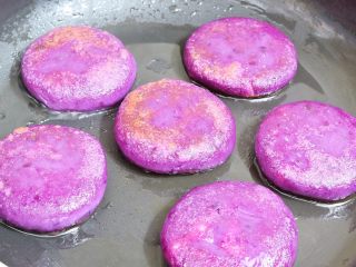 16、紫薯芝士饼,小火慢煎至表面变成深色再翻另一面继续小火煎至变成深色即可,其间要多次翻面,这样才不会焦了,也不会上色,这样煎出来的紫薯饼颜色更好看