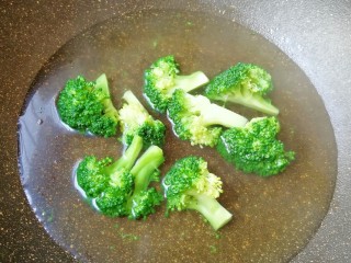 1、杂粮蔬菜饭团,西兰花掰小朵用淡盐水泡10分钟左右，冲洗干净焯水至变色捞出。