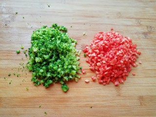 2、杂粮蔬菜饭团,焯过水的西兰花晾凉切碎，红萝卜洗干净切碎。