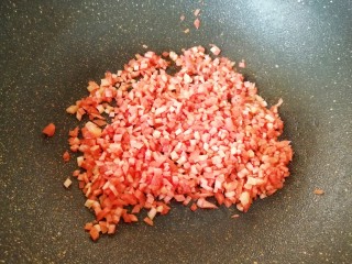 3、杂粮蔬菜饭团,不粘锅内倒少许食用油(食用油只需要一点点，多了就捏不成饭团了)烧热，下入红萝卜翻炒均匀。