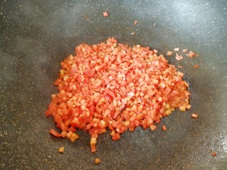 4、杂粮蔬菜饭团,加入生抽翻炒均匀。