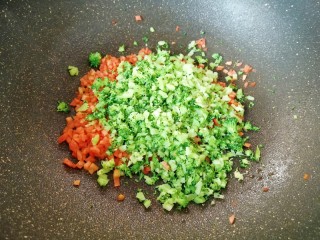 5、杂粮蔬菜饭团,下入西兰花翻炒均匀。