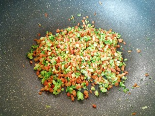 6、杂粮蔬菜饭团,放盐和鸡精调味关火。