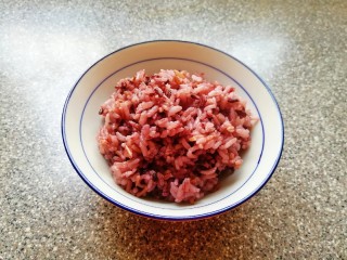 7、杂粮蔬菜饭团,准备好杂粮饭(杂粮饭要温热的)。