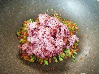 8、杂粮蔬菜饭团,将杂粮饭倒入炒好的蔬菜里面。
