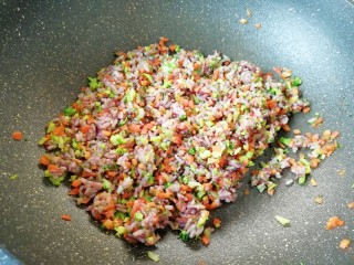 9、杂粮蔬菜饭团,用铲子翻拌均匀。