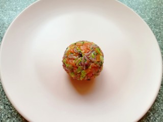 11、杂粮蔬菜饭团,看，一个杂粮蔬菜饭团做好了。