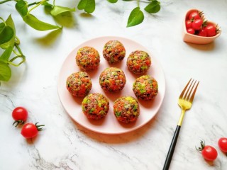 12、杂粮蔬菜饭团,依次做好剩下的饭团。