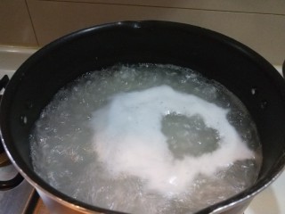 4、新文美食  皮蛋瘦肉粥,大火烧开转中火熬制。